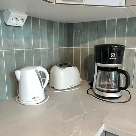 Elegantly Renovated With A Parking Space דירה *
